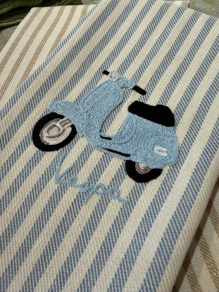HELLBLAUE VESPA - BESTICKTES GESCHIRRTUCH