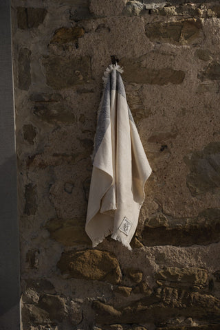 KARMA - Handtuch mit kurzen Fransen