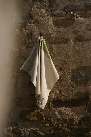 KARMA - Handtuch mit kurzen Fransen